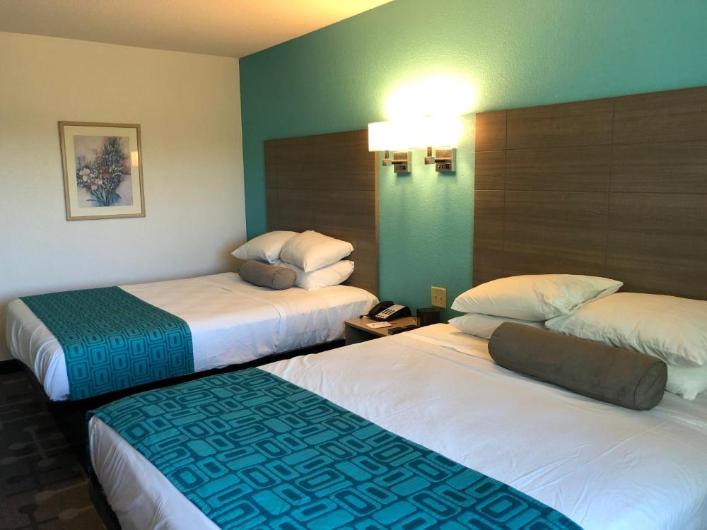 Queen Room with Two Queen Beds - Non-Smoking interior